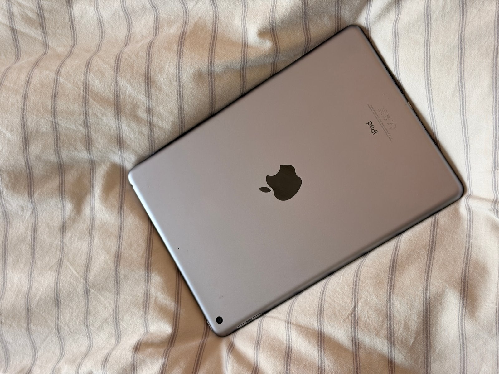 Foto 4 van Apple iPad 2018 32GB Space Gray - Zo goed als nieuw