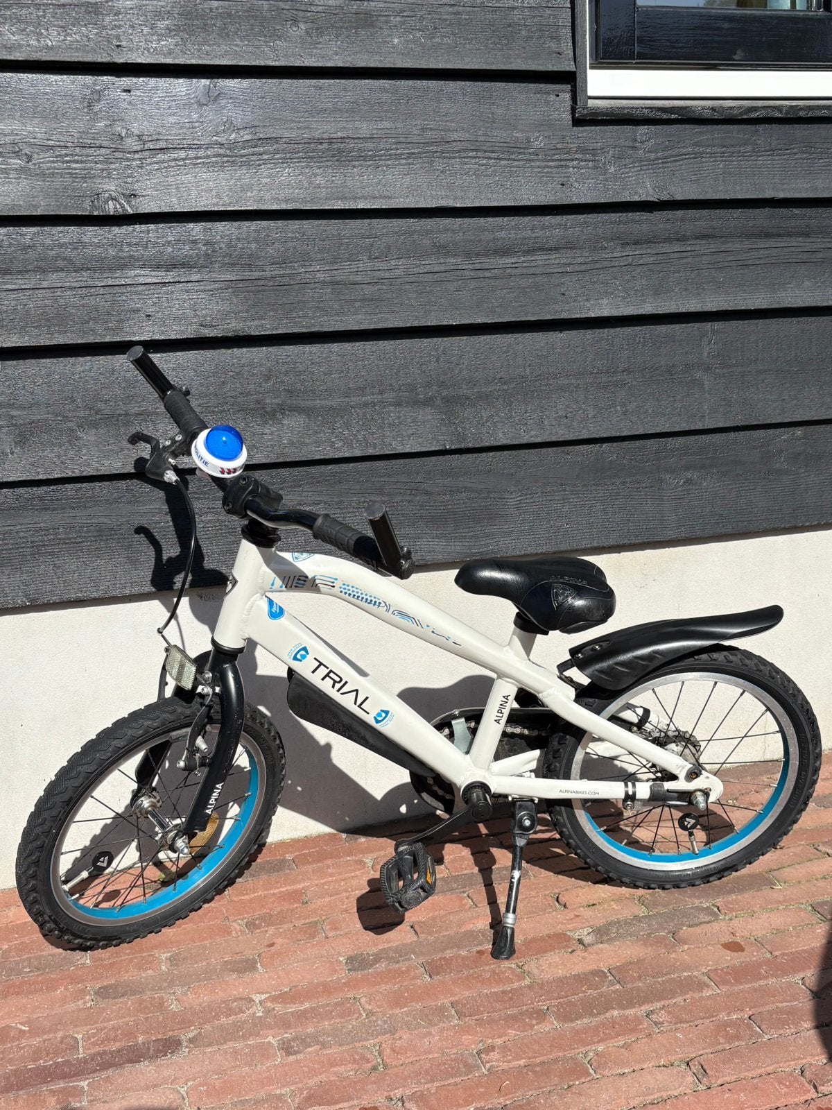 Alpina Trial kinderfiets 16 inch - Wit/Blauw, Fietsen en Brommers, Ophalen of Verzenden, Gebruikt, 16 tot 20 inch, Zijwieltjes