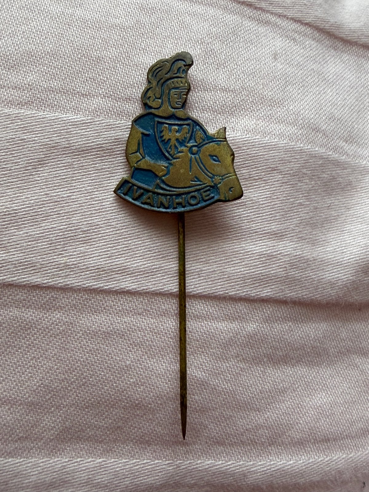 Vintage Ivanhoe Ridder Speldje - Antiek Pinnetje, Verzamelen, Speldjes, Pins en Buttons, Ophalen of Verzenden, Gebruikt, Overige onderwerpen