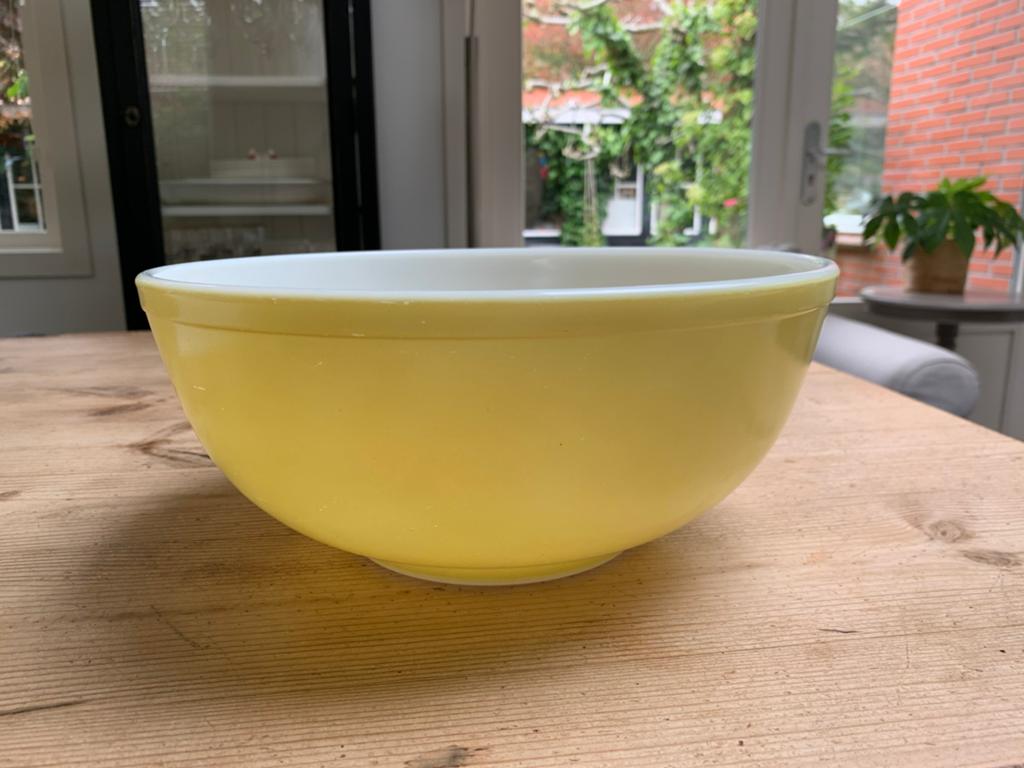 Grote gele pyrex schaal., Huis en Inrichting, Ophalen of Verzenden, Gebruikt, Overige stijlen, Schaal of Schalen
