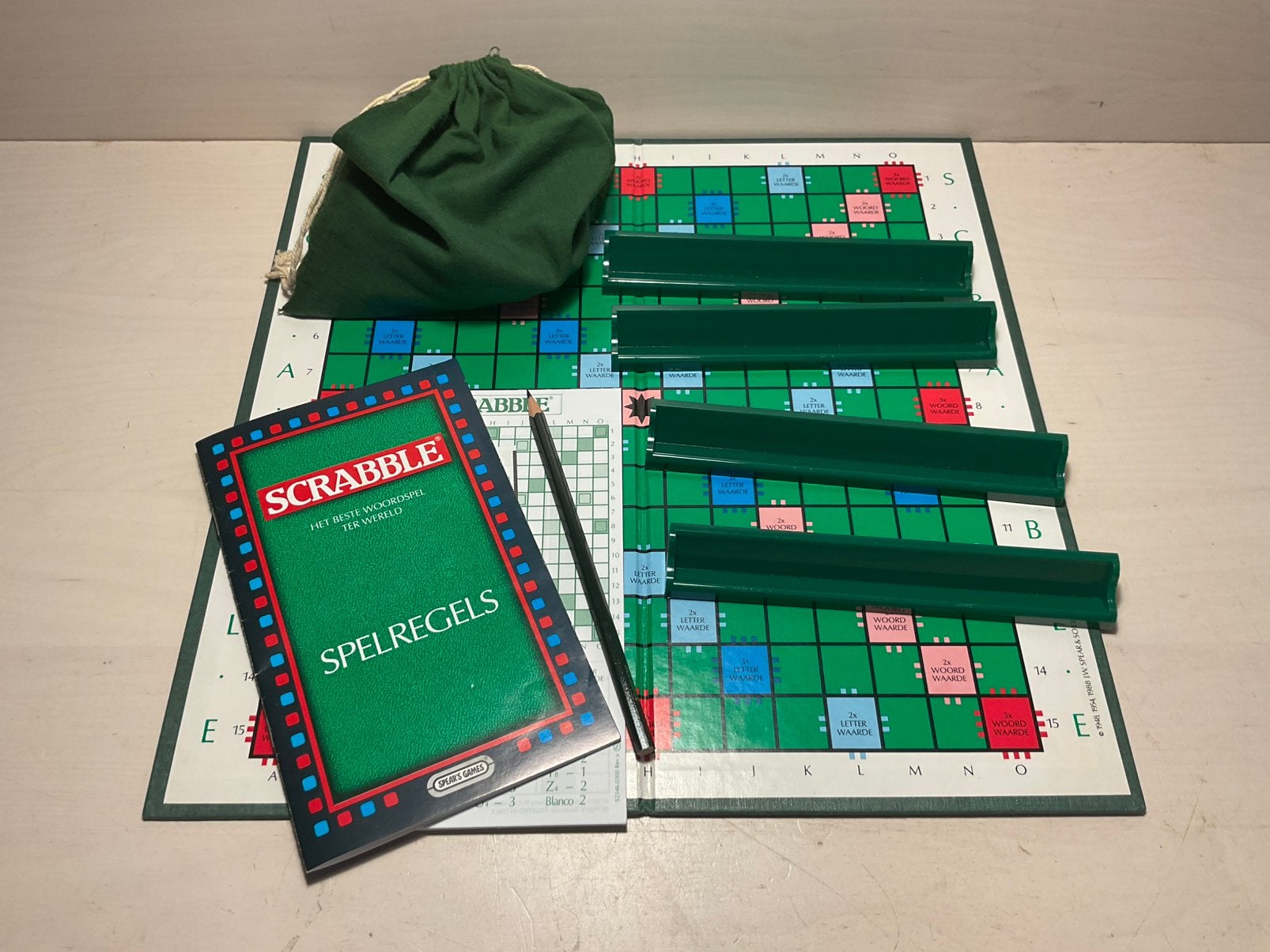 Scrabble Original met een handige draaitafel, Ophalen of Verzenden, Zo goed als nieuw