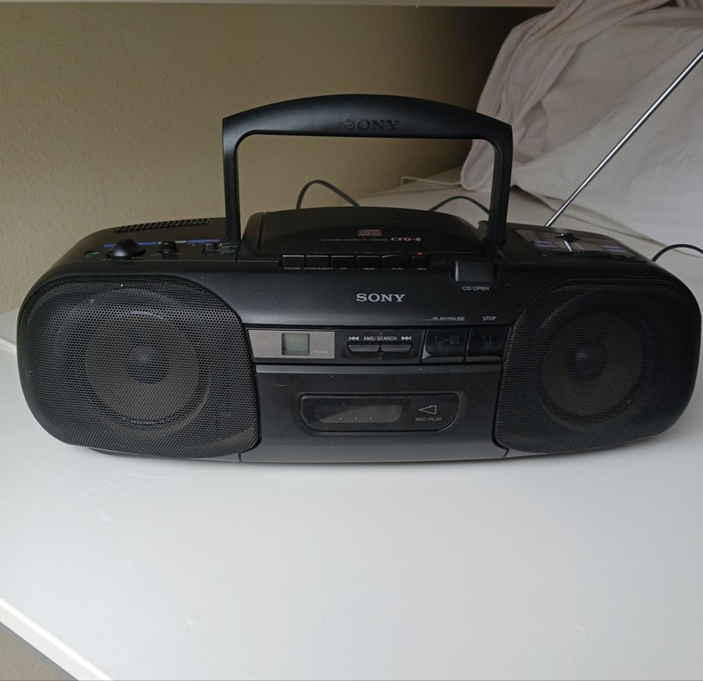 Vintage draagbare radio van Sony met cassette /cd speler, Audio, Tv en Foto, Radio's, Ophalen of Verzenden