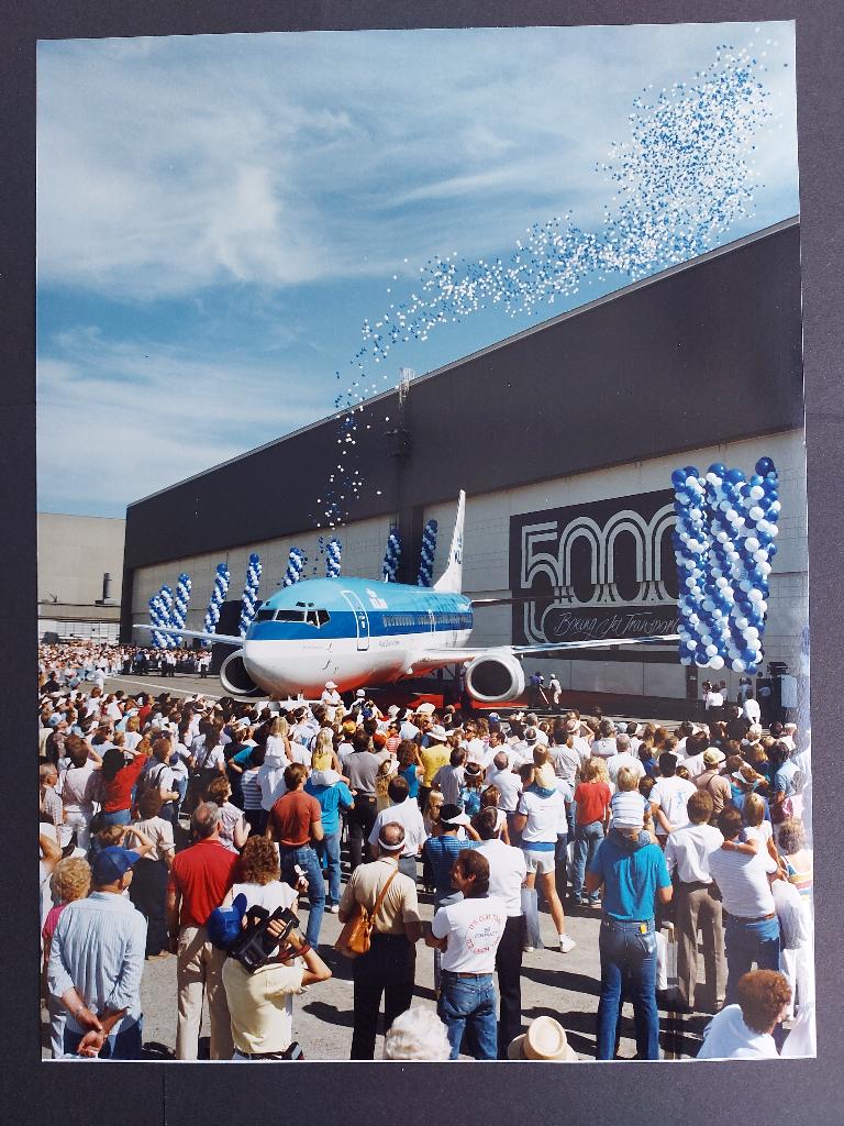 Foto van de 5000 ste Boeing Jet Transporter (F884), Verzamelen, Luchtvaart en Vliegtuigspotten, Zo goed als nieuw, Kaart, Foto of Prent