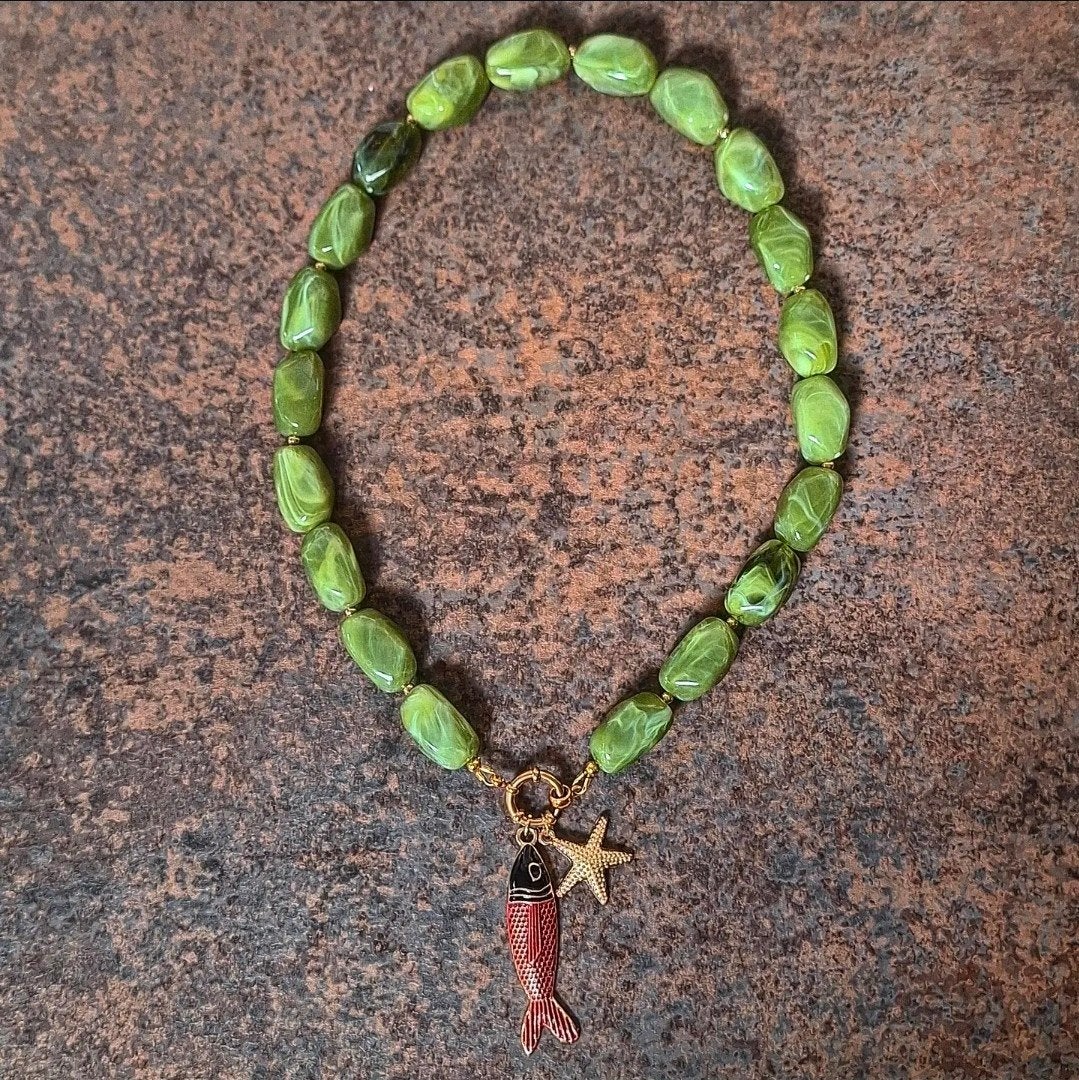 Groene kralen ketting met vis en zeester hanger, Ophalen of Verzenden, Zo goed als nieuw, Groen, Overige materialen