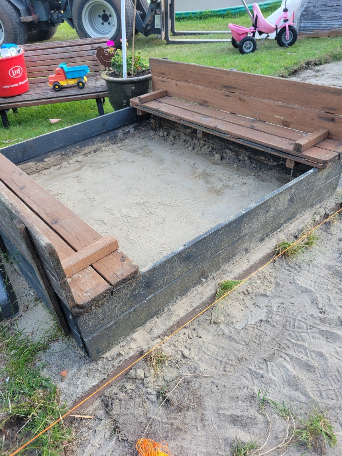 Gratis Houten zandbak 120x120 cm met bankjes, Ophalen, Gebruikt