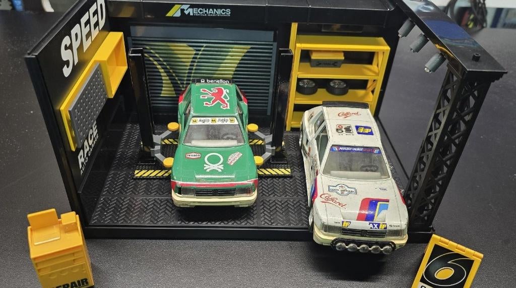 garage set en diverse met 2 peugeot 205 turbo bburago 1:25, Hobby en Vrije tijd, Modelauto's | 1:24, Ophalen, Gebruikt, Auto, Bburago