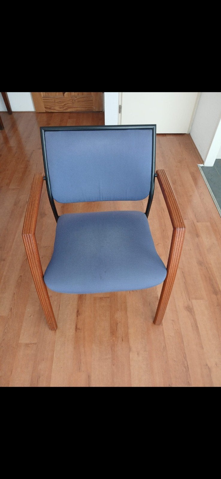 2 Tonon stoelen met blauwe bekleding en houten armleuningen., Ophalen, Gebruikt, Twee, Blauw