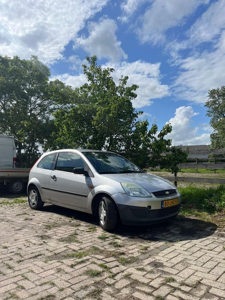 Ford Fiësta 1.3 I 3DR 2005 Grijs, Auto's, Voorwielaandrijving, 1299 cc, Stof, 40 €/maand