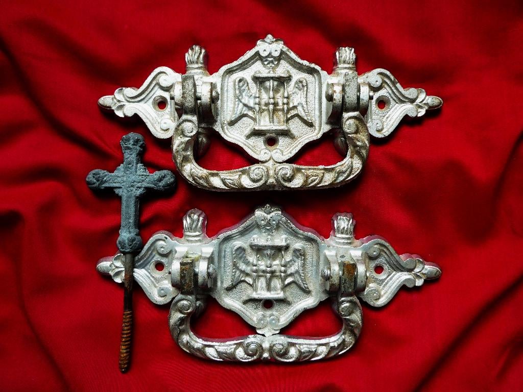 2 Grafkist handgrepen met 1 grafkistsluiting Memento Mori, Antiek en Kunst, Ophalen of Verzenden