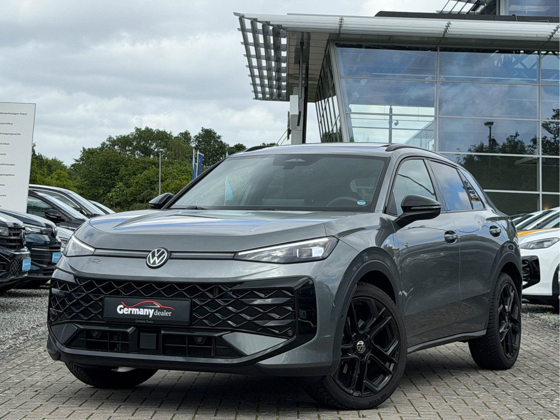 Volkswagen T-Roc 1.5 eTsi R-Line 150pk Pano Trekhaak Keyless, Auto's, Volkswagen, 1374 kg, Zwart, 4 cilinders, Leder en Stof