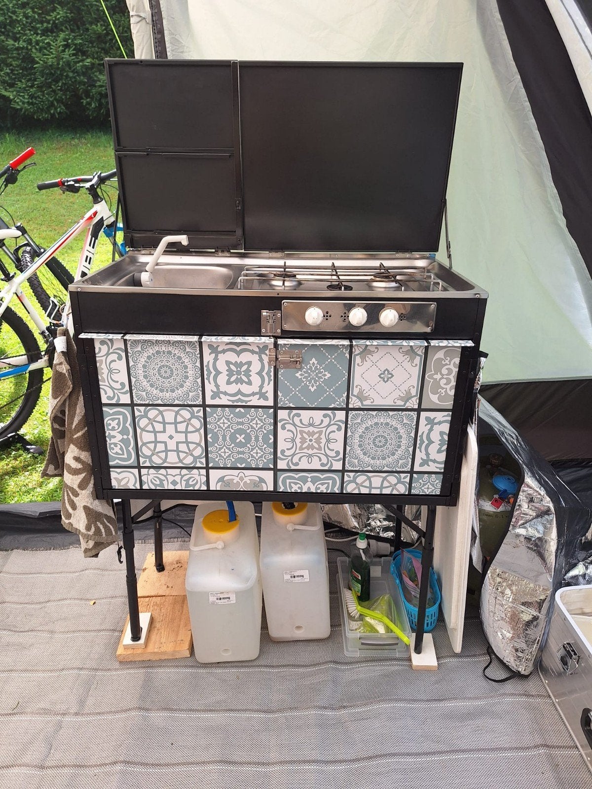Gerenoveerde campingkeuken met 3-pits gasfornuis en wasbak, Caravans en Kamperen, Ophalen, Gebruikt
