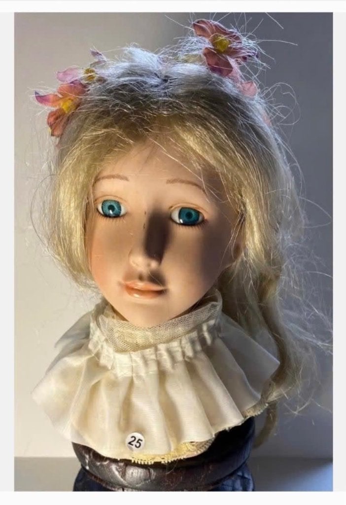 Prachtig poppenhoofd, lange pruik, bloem, 18 cm, mooie kraag, Verzamelen, Ophalen of Verzenden, Zo goed als nieuw, X, Pop