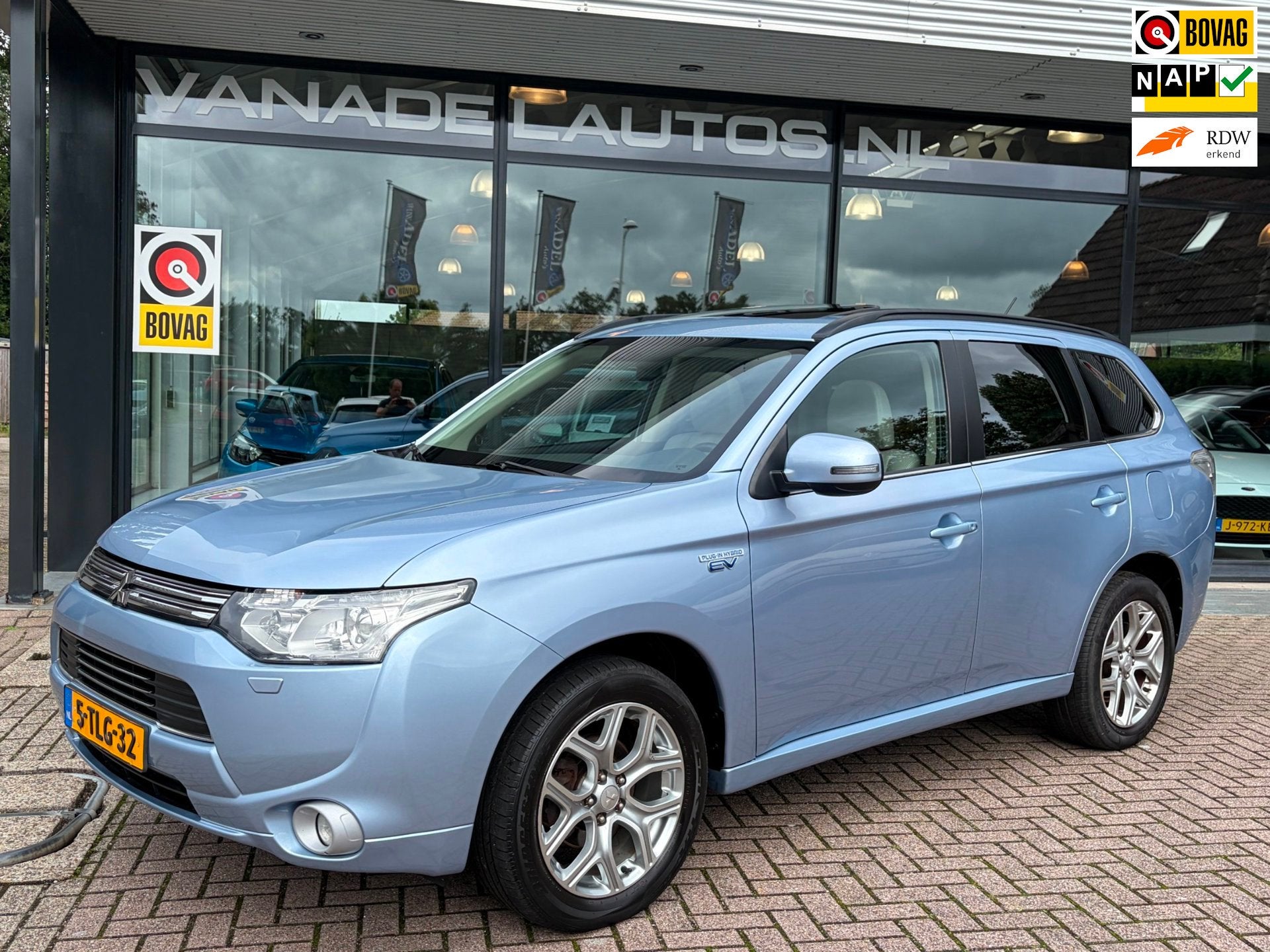 Mitsubishi Outlander 2.0 PHEV Instyle Aut. 4WD Schuifdak Lee, Auto's, Mitsubishi, Beige, 4 cilinders, Blauw, Vierwielaandrijving