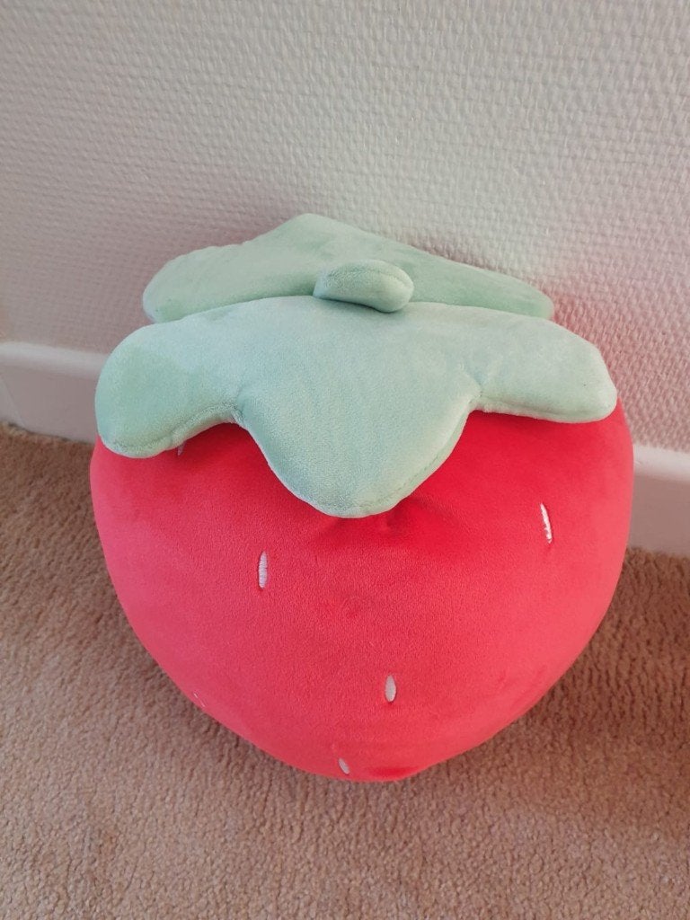 Knuffel aardbei 30 cm.   €1.50, Kinderen en Baby's, Ophalen, Gebruikt, Overige typen
