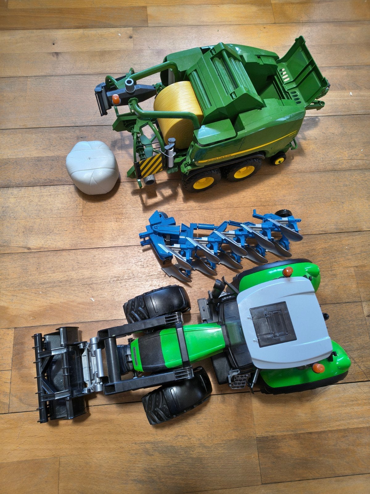 Deutz Fahr trekker, John Deere balenpers en ploeg, Ophalen, Zo goed als nieuw