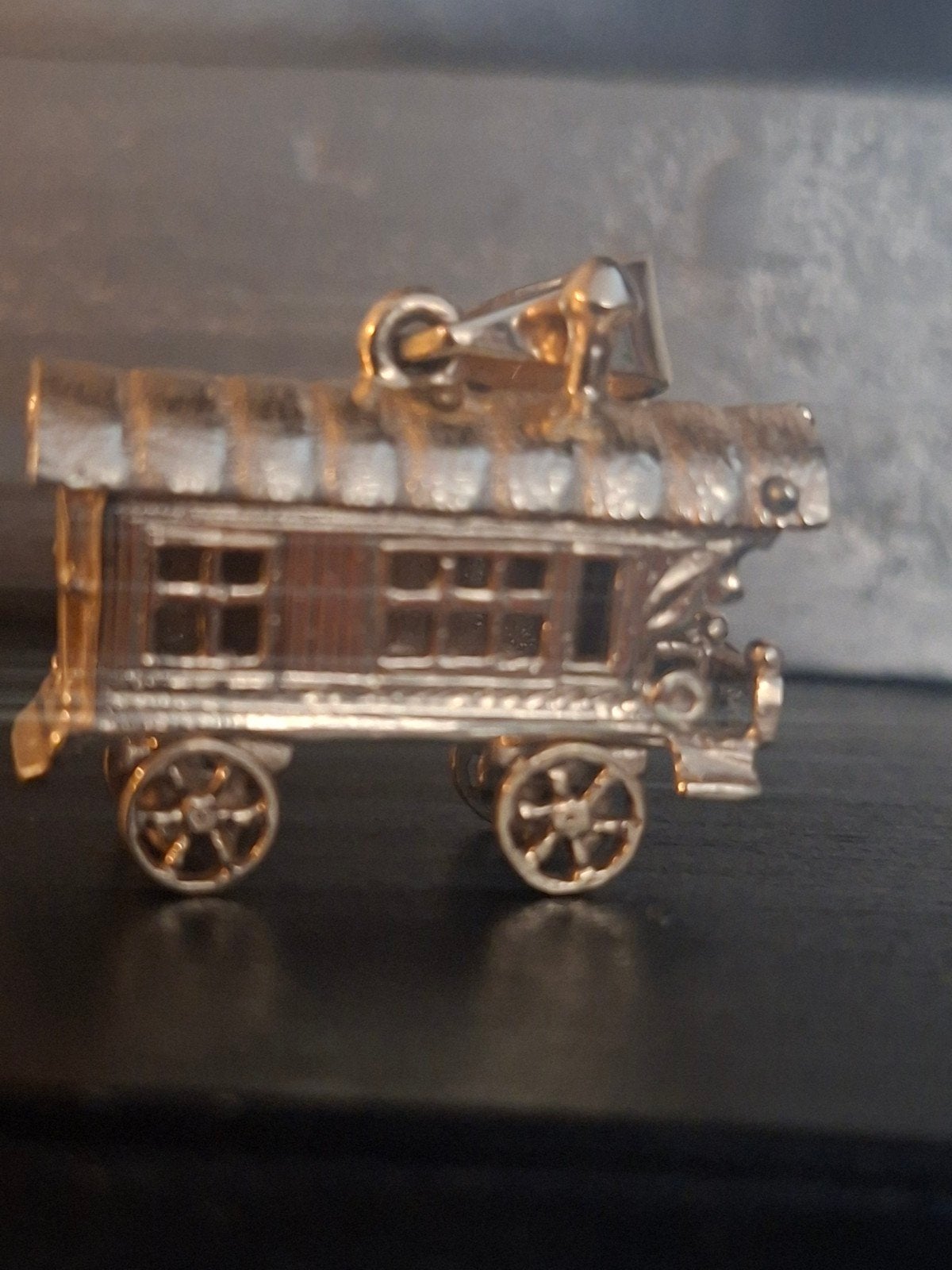 woonwagen gouden hanger, Antiek en Kunst, Antiek | Goud en Zilver, Ophalen, Goud