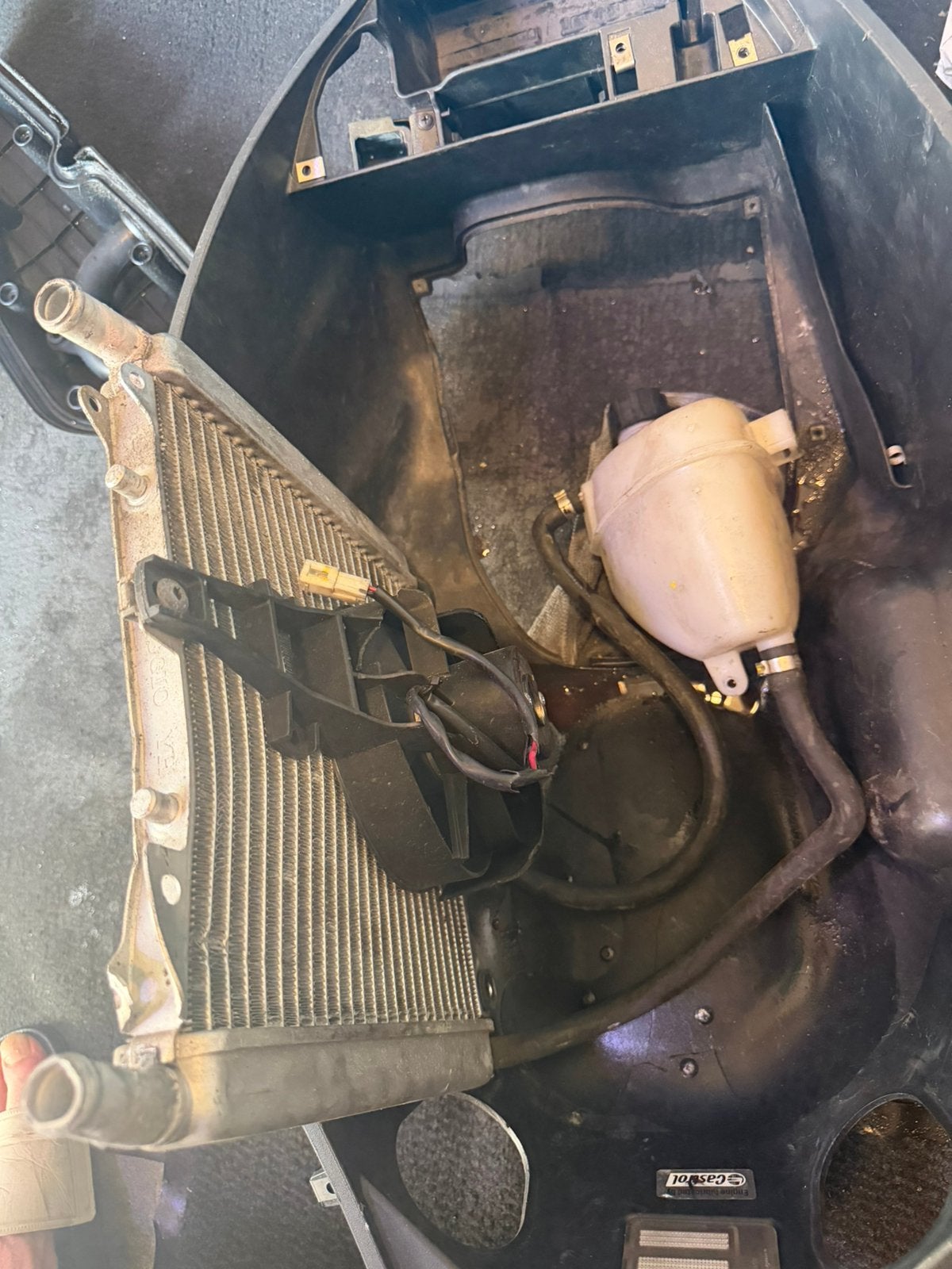 Beverly 350 Radiator + Reservoir - Gebruikt, Motoren, Tuning en Styling, Ophalen of Verzenden