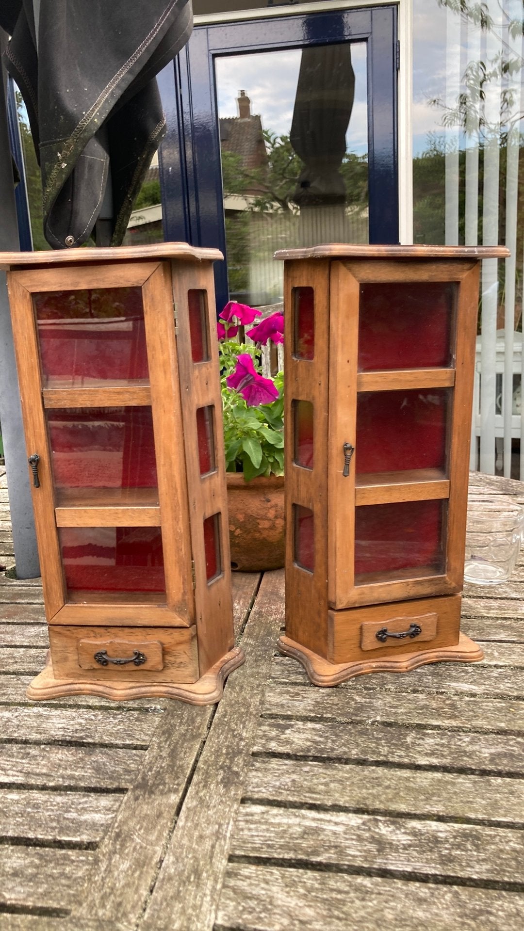 Antieke vitrinekastjes twee stuks, Ophalen, 50 tot 100 cm, Zo goed als nieuw, Minder dan 100 cm