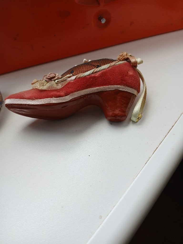 Antiek spelden kussen, Ophalen