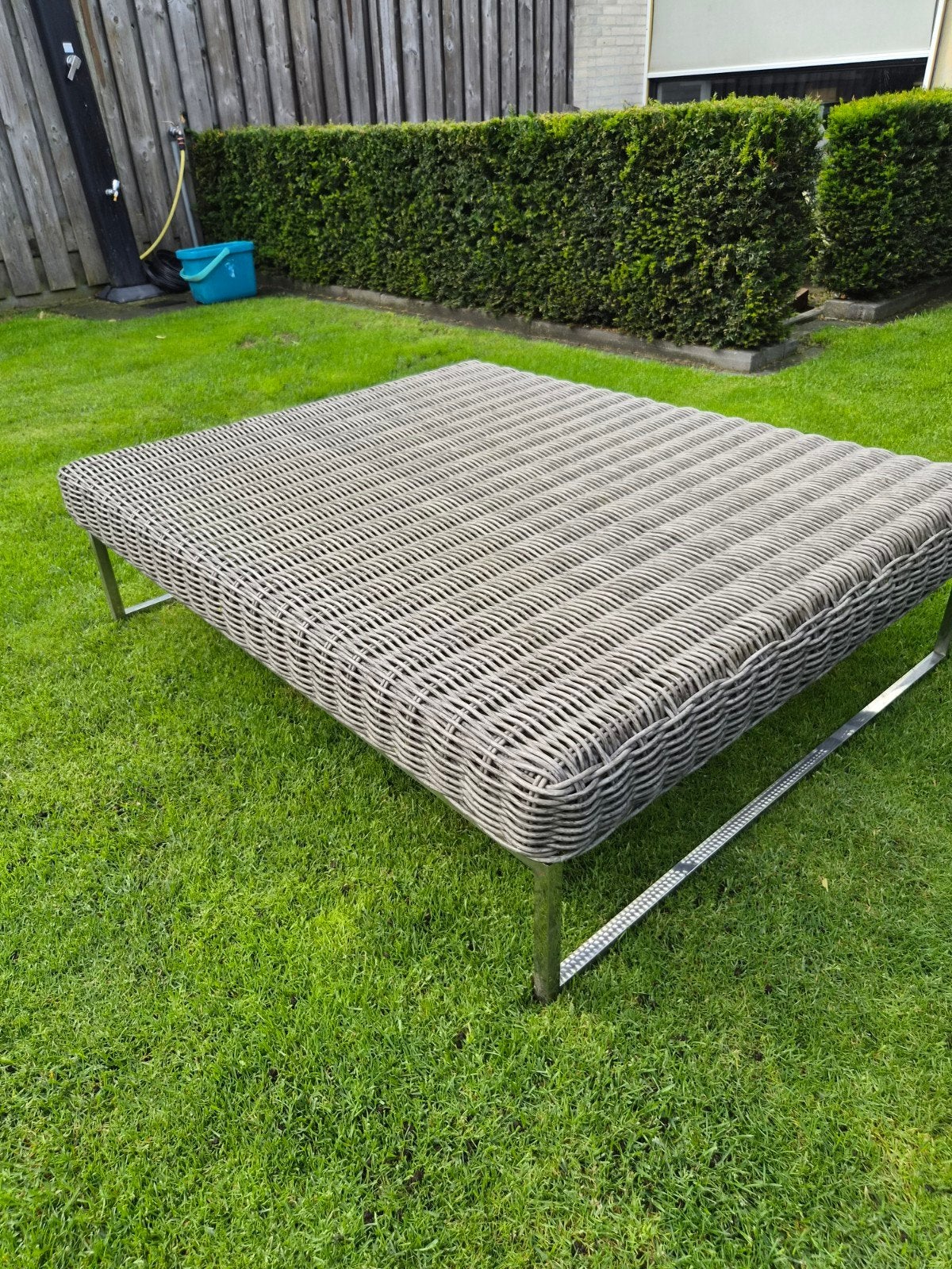 Wicker ligbed/voetenbank met metalen onderstel, Tuin en Terras, Ophalen, Gebruikt, Wicker