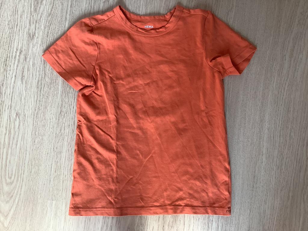 vrolijk effen oranje t-shirt in maat 122-128, Ophalen of Verzenden, Gebruikt, Jongen, Shirt of Longsleeve
