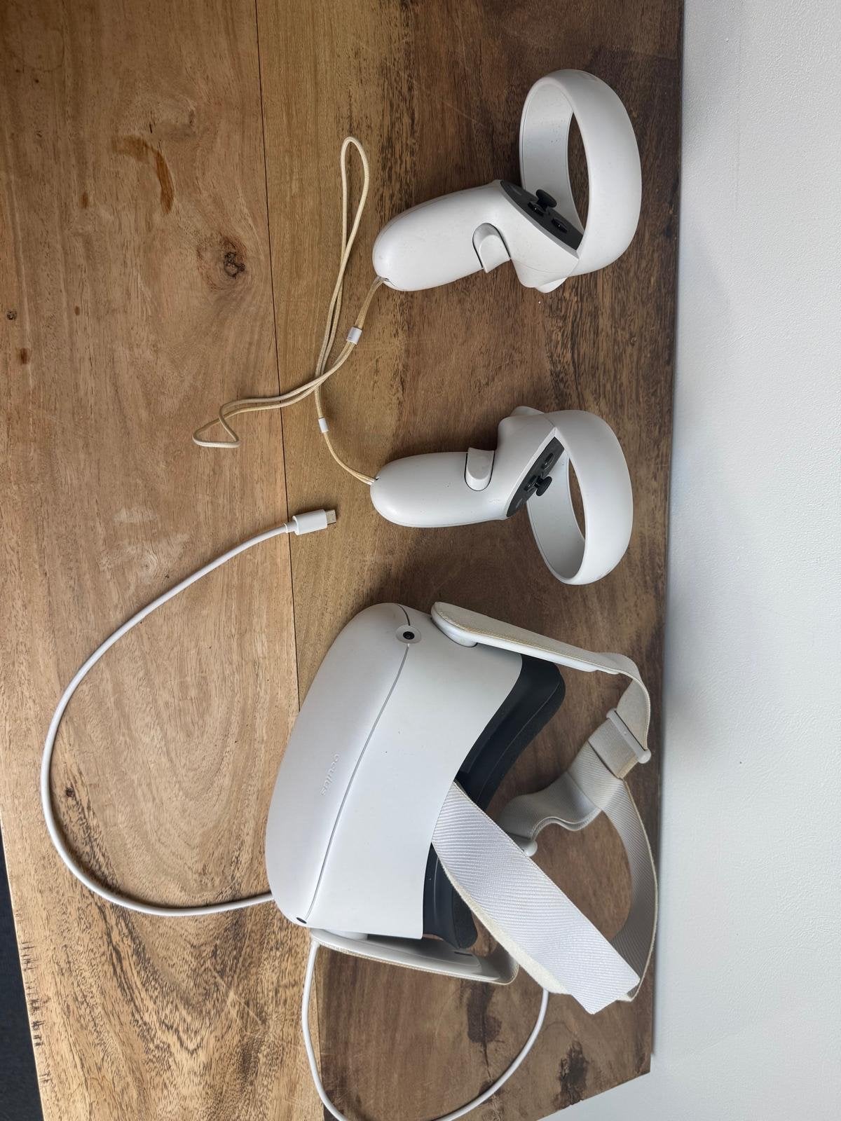 Oculus Quest 2 VR-bril met controllers, Spelcomputers en Games, Ophalen of Verzenden, Zo goed als nieuw, VR-bril, Overige platformen