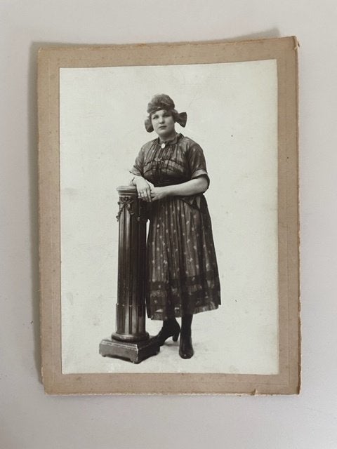 Grote antieke foto. Vrouw die tegen een zuil aanstaat., Ophalen, Gebruikt, Foto, Voor 1940