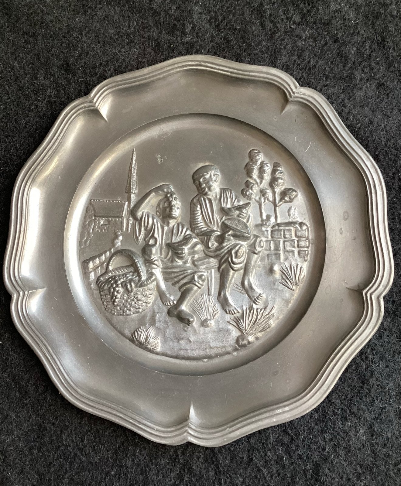 Vintage Tinnen Wandbord met Reliëf - Scène met Figuren, Antiek en Kunst, Antiek | Tin, Ophalen of Verzenden