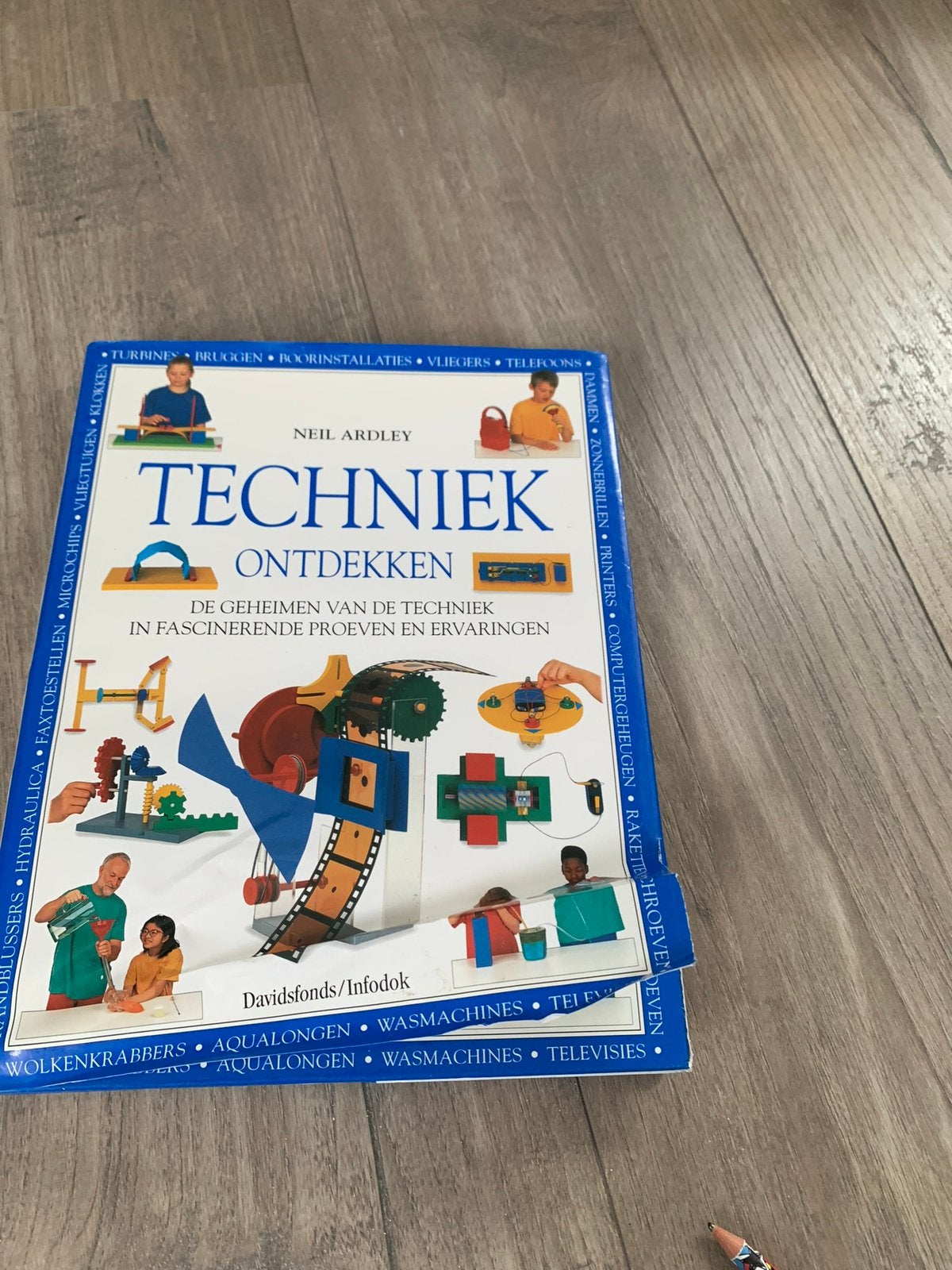 Boek met proefjes en uitleg, Kinderen en Baby's, Ophalen of Verzenden, Zo goed als nieuw, Ontdekken
