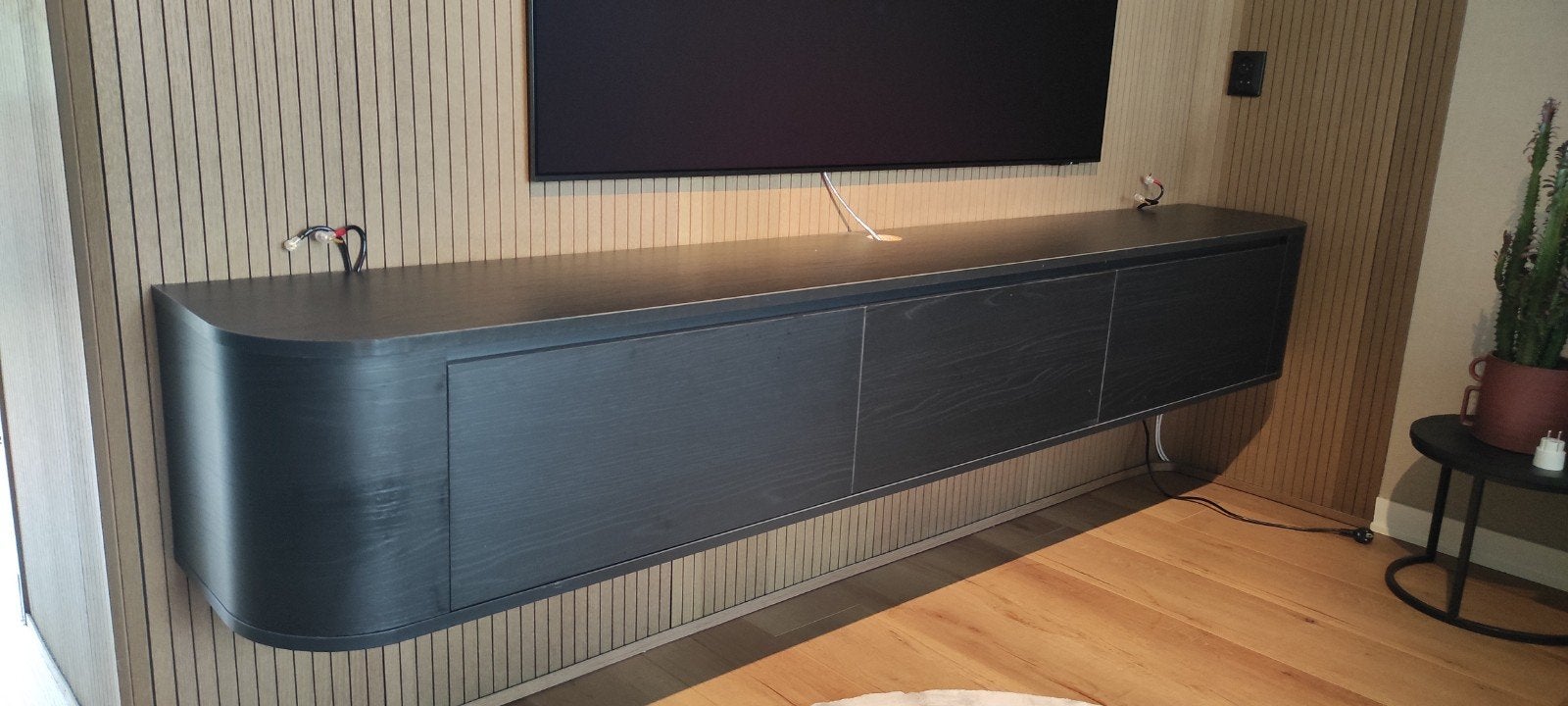 Japandi zwevend tv-meubel met afgeronde hoeken, Ophalen, 200 cm of meer, Minder dan 100 cm, 25 tot 50 cm