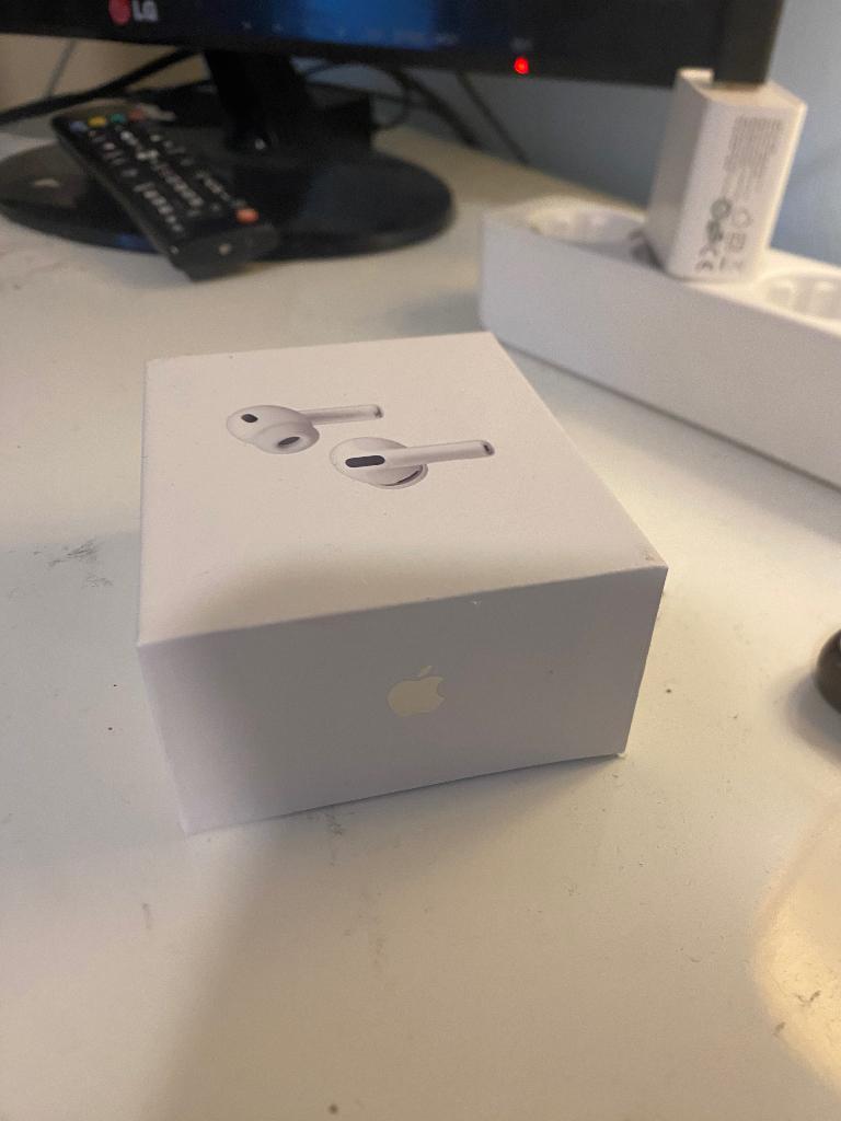 Airpods 4 NIEUW IN DOOS!, Telecommunicatie, Mobiele telefoons | Oordopjes, Ophalen of Verzenden, Nieuw, In gehoorgang (in-ear)