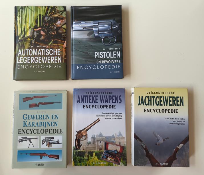 5 Wapen encyclopedieën door A.E. Hartink, Ophalen of Verzenden, Gelezen, Overige