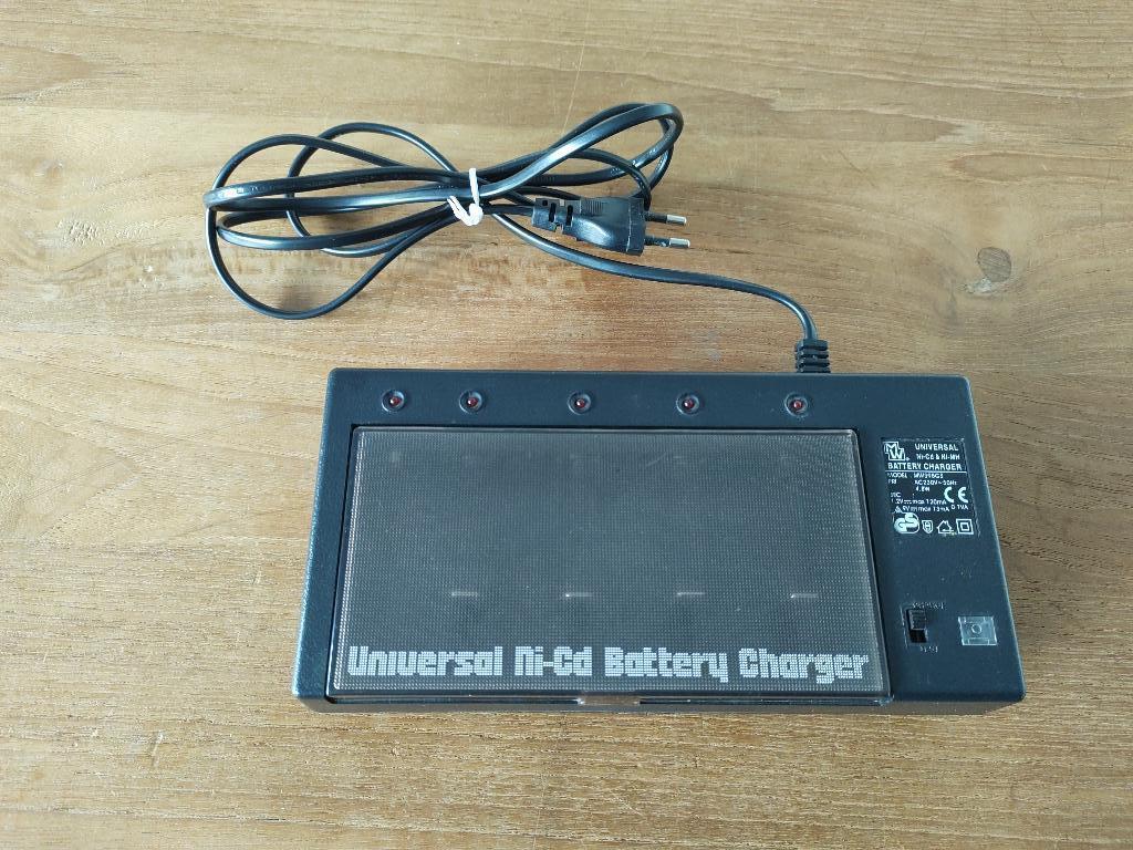 universele batterijlader voor 5 batterijen batterij lader Ni, Ophalen, Zo goed als nieuw