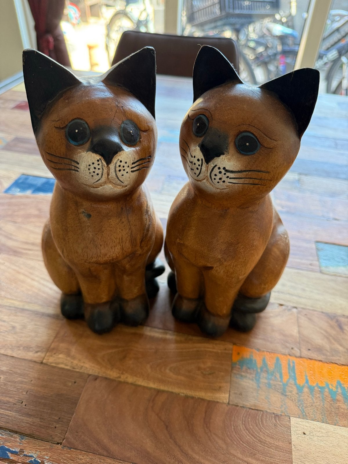 Houten katten beeldjes - set van 2, Huis en Inrichting, Woonaccessoires | Overige, Gebruikt, Ophalen of Verzenden, Bruin, Vintage