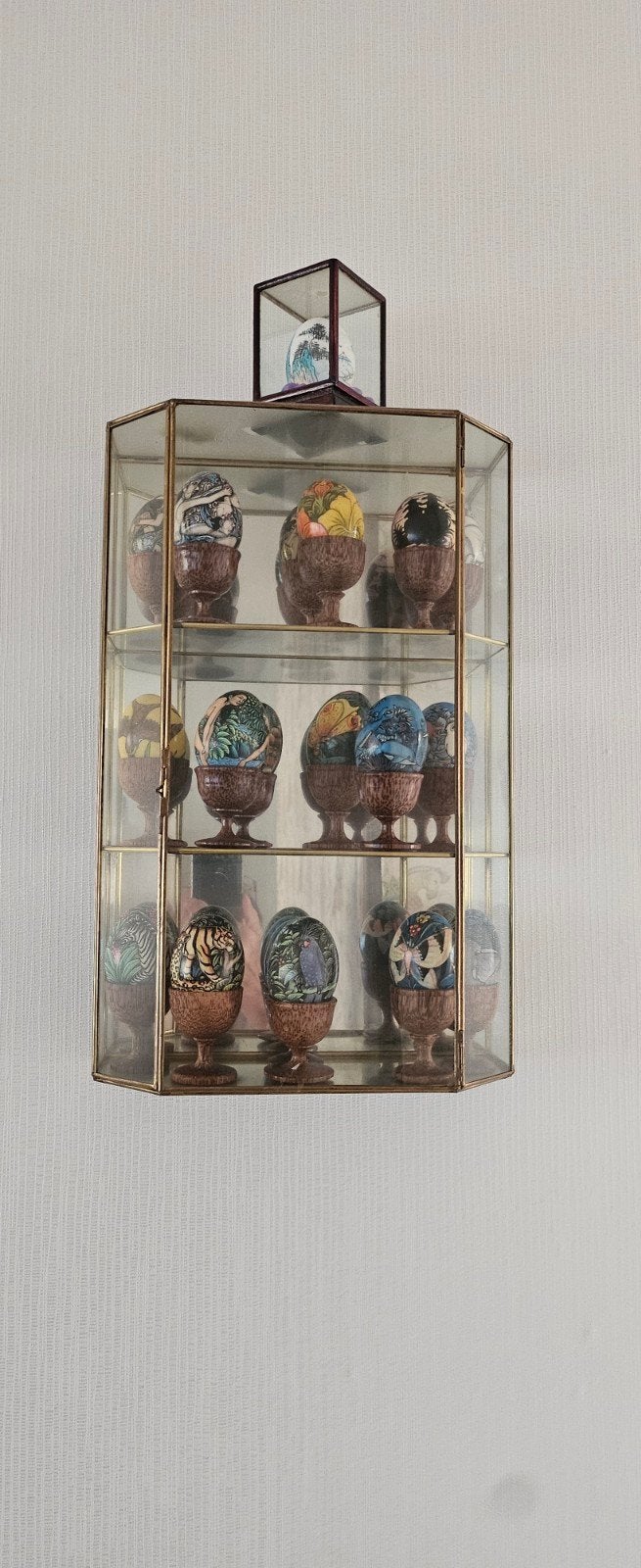 Glazen vitrinekastje met decoratieve eieren, Ophalen