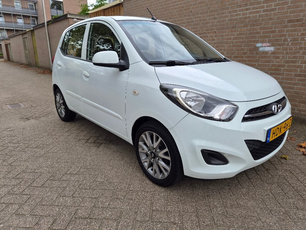 Hyundai i10 5DR AUT 2013 Wit facelift airco enz enz, Dealer onderhouden, Stof, Parkeersensor, Zwart