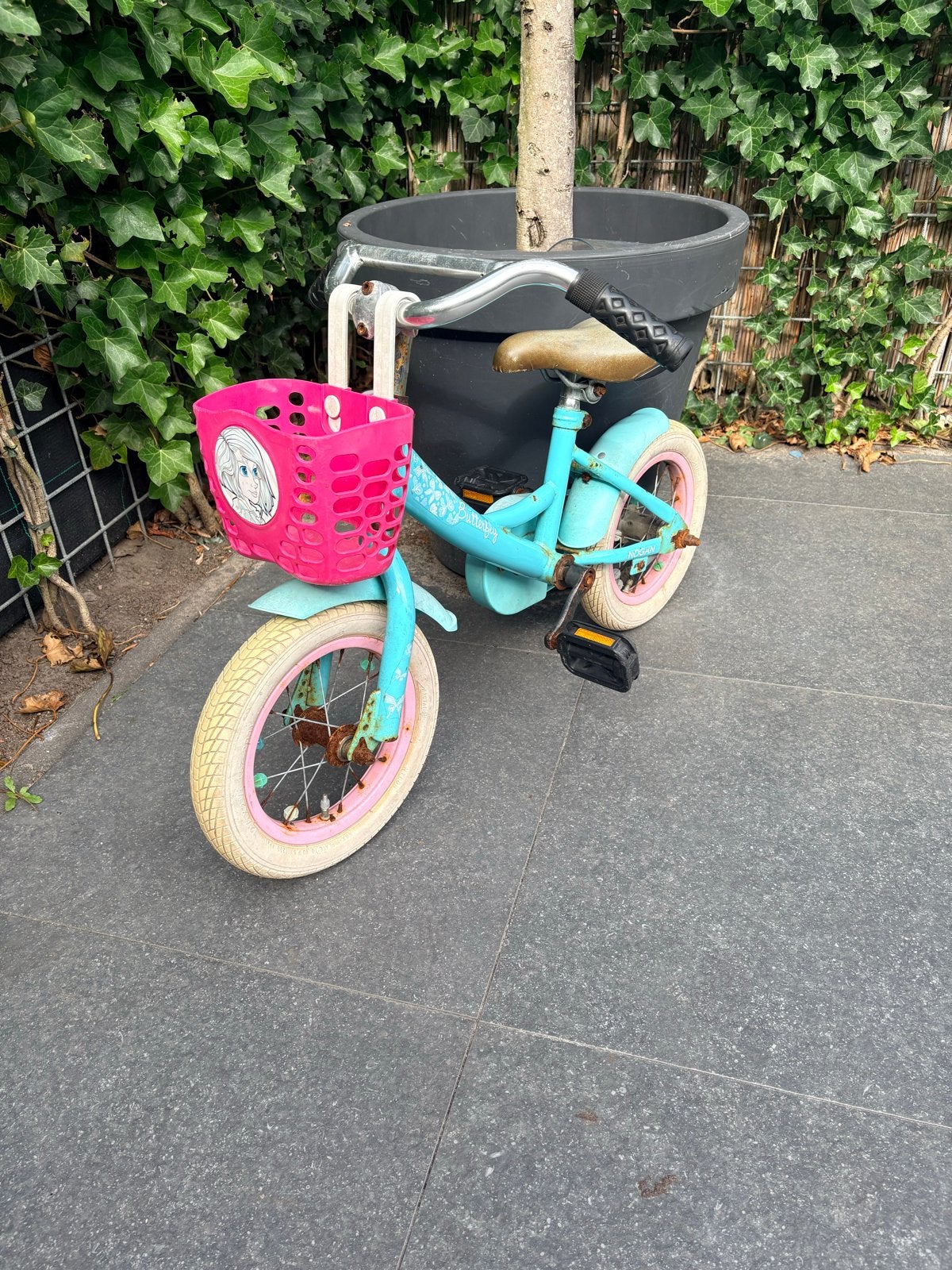 Kinderfietsje blauw met roze mandje, Fietsen en Brommers, Ophalen, Gebruikt, Terugtraprem, Minder dan 16 inch