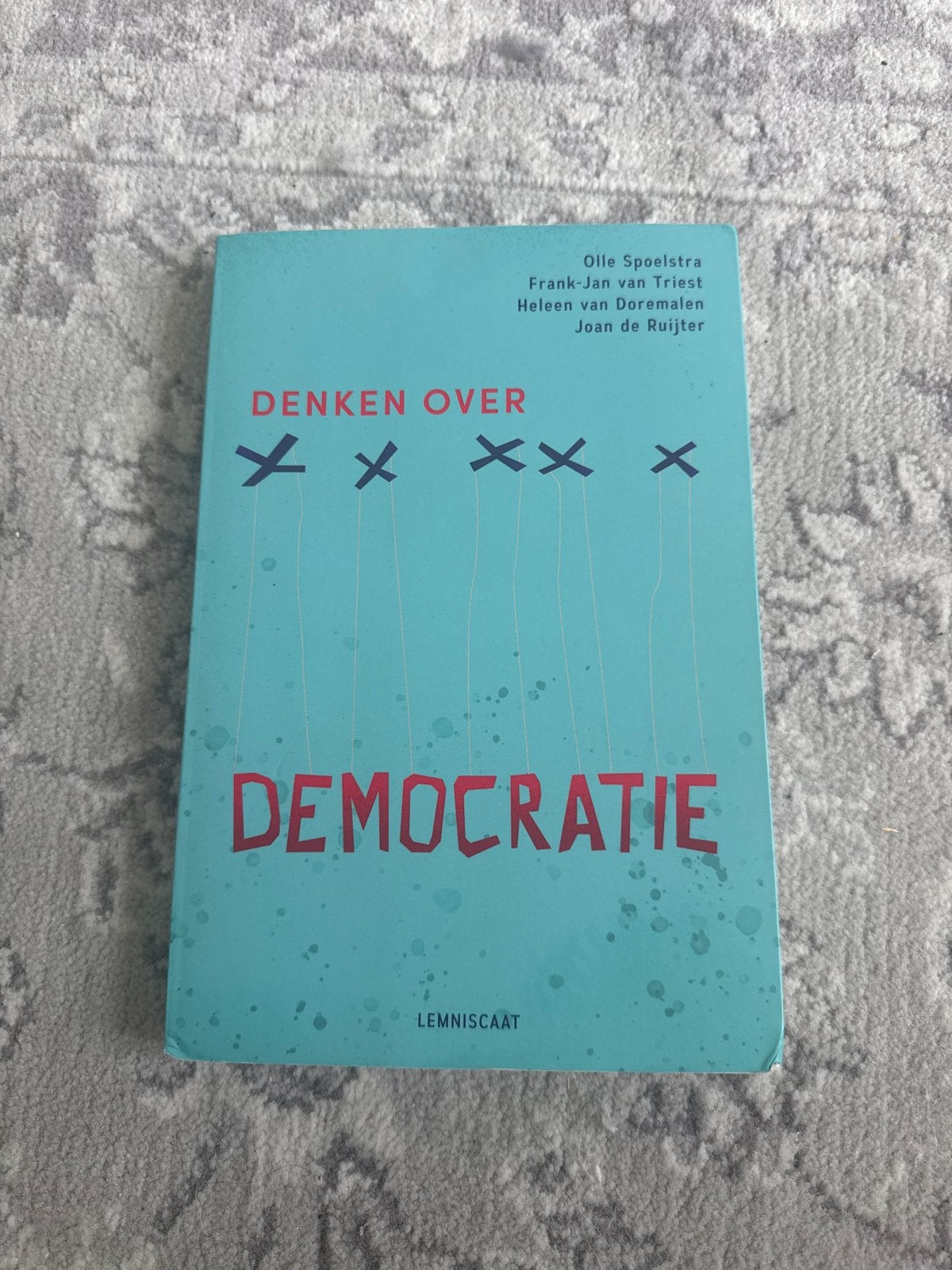 Denken over Democratie - Olle Spoelstra e.a., Boeken, Ophalen of Verzenden, Gelezen, Maatschappij en Samenleving, Nederland