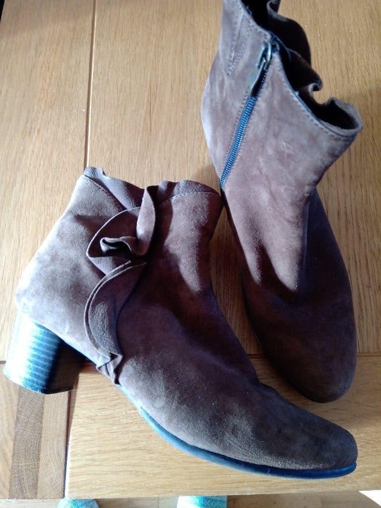 Suede bruine enkellaars maat 40, Kleding | Dames, Bruin, Lage of Enkellaarzen, Ophalen of Verzenden, Zo goed als nieuw