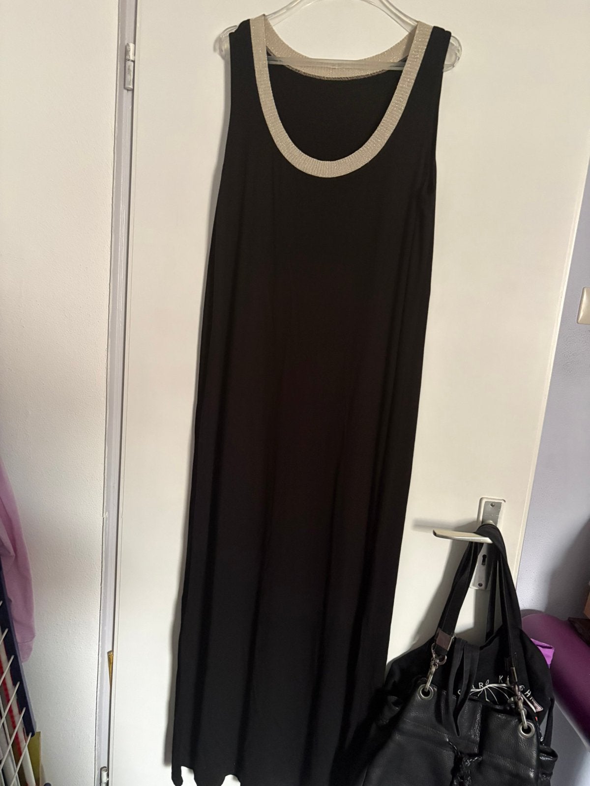 Yoek zwarte lange jurk, gouden bies. Maat M, nieuw!, Kleding | Dames, Ophalen of Verzenden, Nieuw, Zwart, Jurk