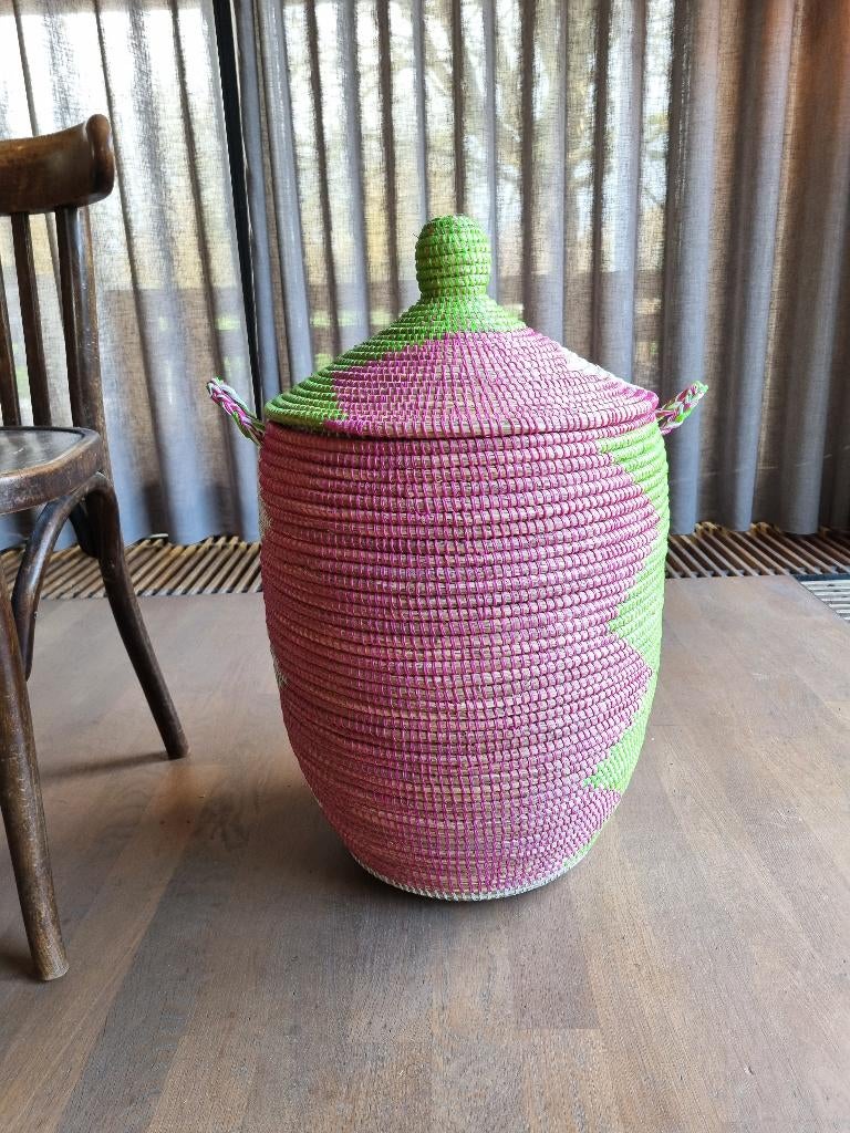 Afrikaanse opbergmand roze groen wit van zeegras uit Senegal, Mand, Rond, Nieuw, Ophalen of Verzenden