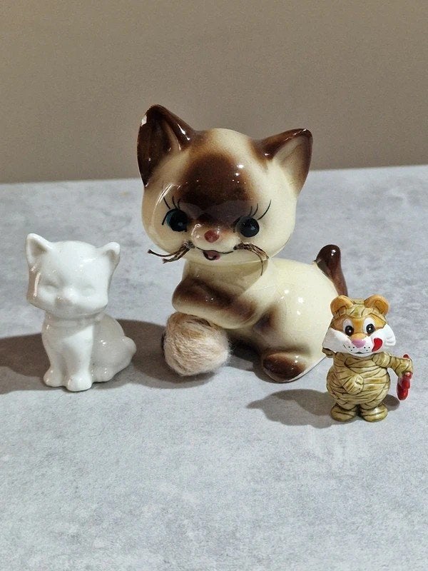 Vintage Kattenbeeldjes Verzamelset – 3 Stuks Retro Decoratie, Verzamelen, Ophalen of Verzenden, Gebruikt, Beeldje of Figuurtje