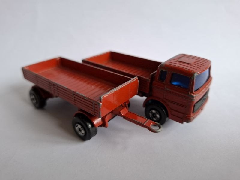 Mercedes Benz bakwagen en aanhanger rood Matchbox 3 inch, Ophalen of Verzenden, Zo goed als nieuw, Bus of Vrachtwagen