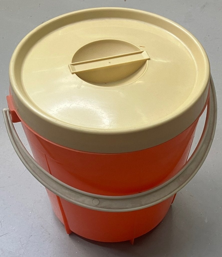 Retro. luier emmer oranje wit diameter 28 cm en 29 cm hoog., Verzamelen, Retro, Ophalen, Overige typen