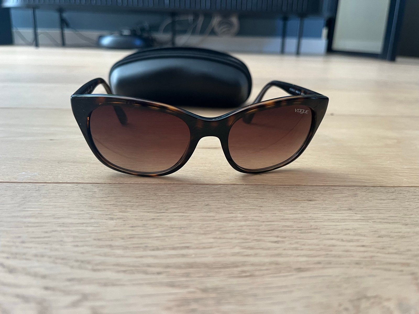 Vogue zonnebril met originele brillenkoker, Overige merken, Zonnebril, Bruin, Ophalen of Verzenden