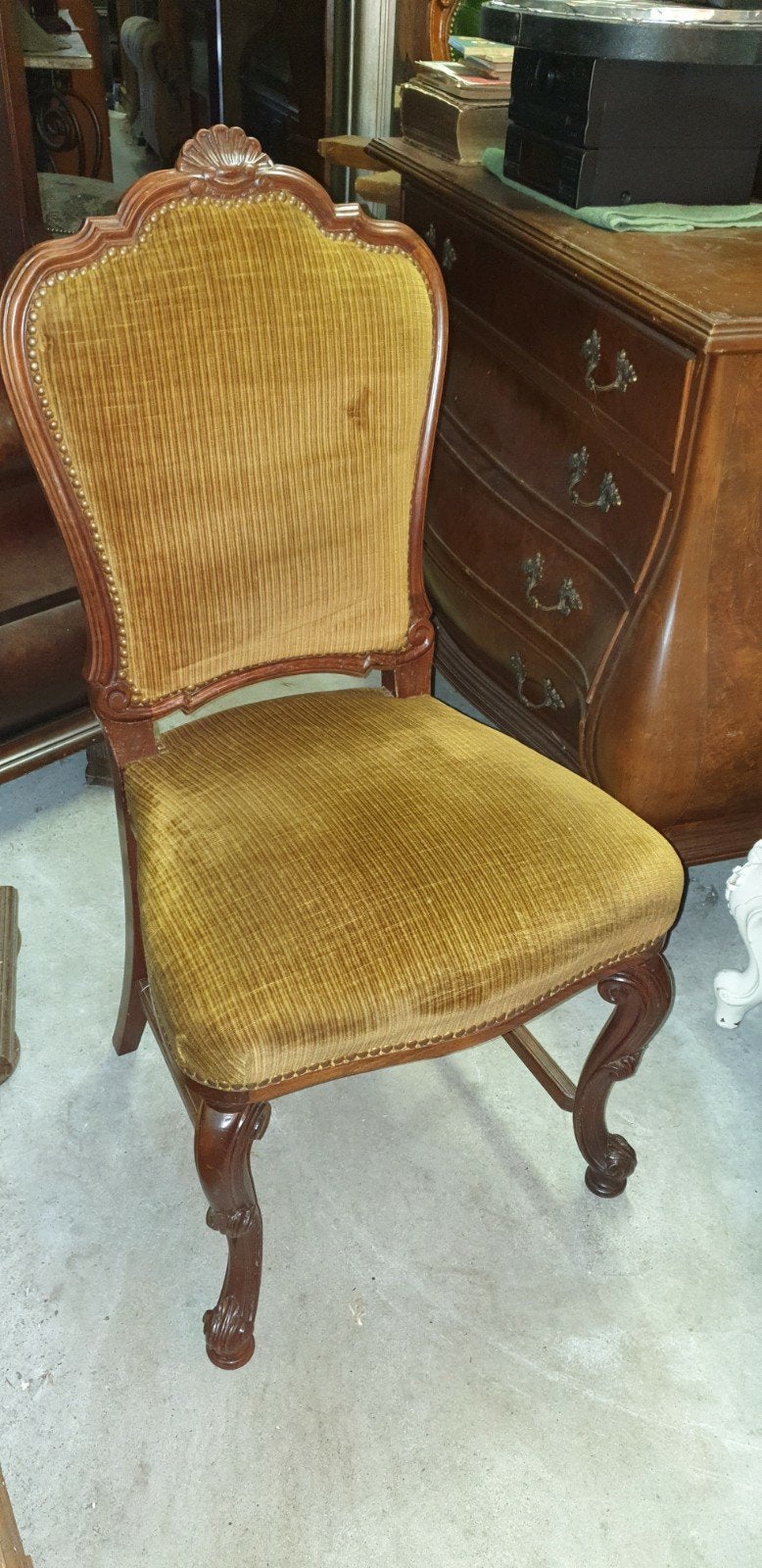 4 Klassieke Noten Eetkamerstoel met Goudkleurige Bekleding, Ophalen