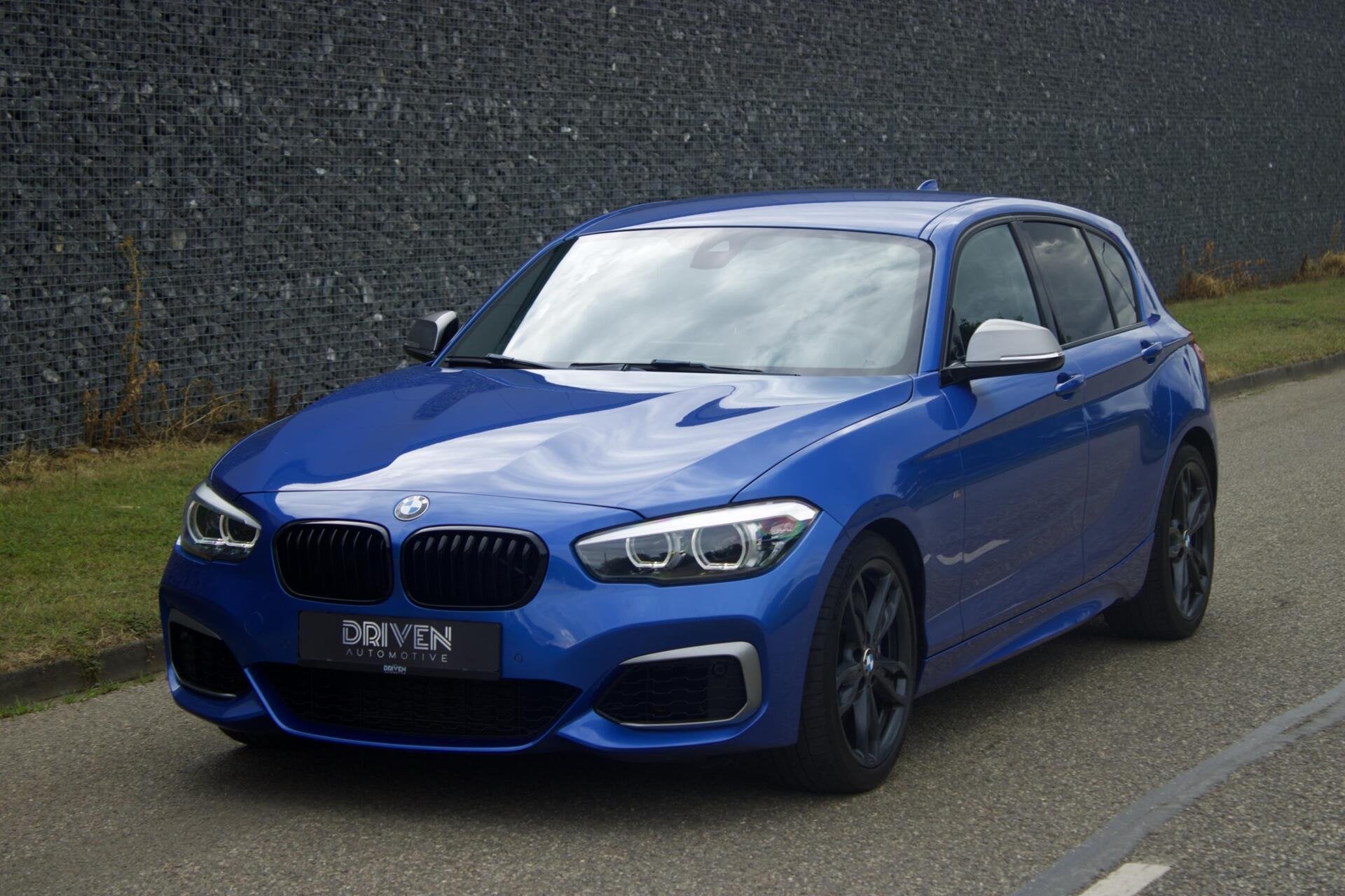 BMW 1-Serie M140i High Ex Shadow | LCI2 - Camera - Navi Pro, Auto's, Achterwielaandrijving, Gebruikt, Blauw, 340 pk