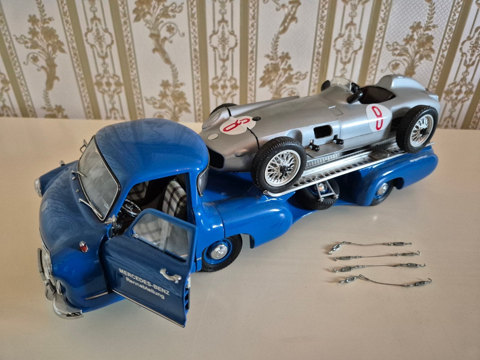 CMC Modelauto 1:18 Mercedes-Benz Rennabteilung met raceauto, Ophalen of Verzenden, Zo goed als nieuw, Overige merken