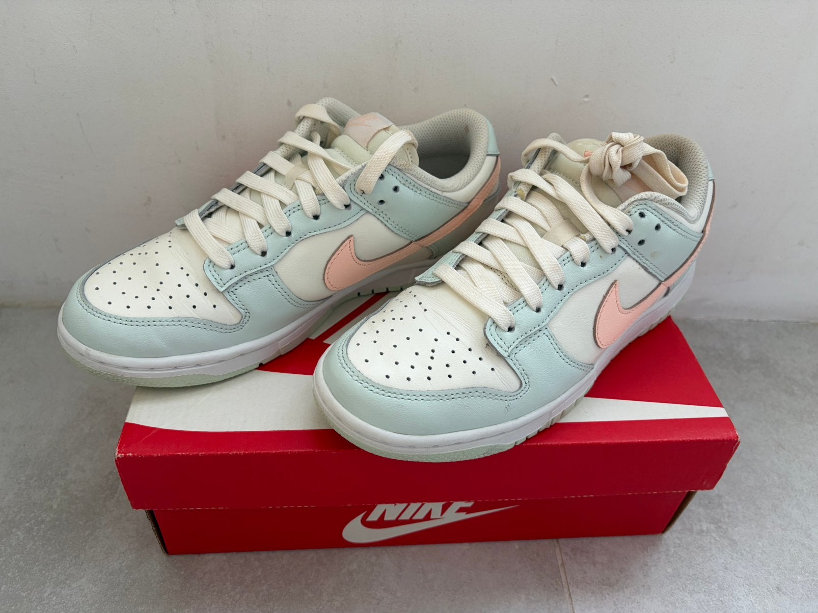 Nike Dunk Low Barely Green/ Crimson Tint, Kleding | Dames, Wit, Ophalen of Verzenden, Sneakers of Gympen, Zo goed als nieuw