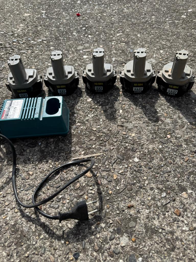 Makita DC7100 Oplader met 5x 12V Ni-MH Accu's, Ophalen of Verzenden, Gebruikt